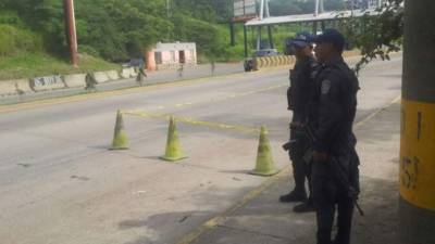 Según información preliminar, un pasajero del bus disparó al supuesto delincuente mientras despojaban a los viajeros del transporte público.