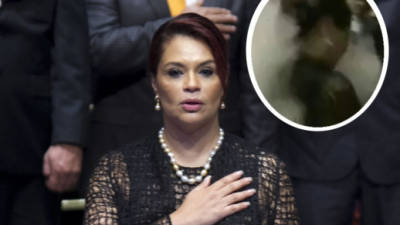 La vicepresidenta de Guatemala, Roxana Baldetti fue agredida con polvo blanco al terminar presentación en el Congreso.