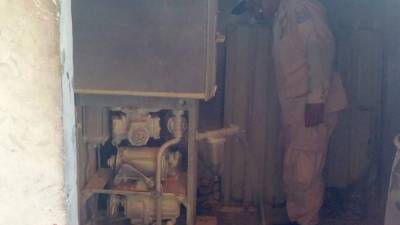 Un bombero revisa el equipo cerca del cual se produjo el incendio.