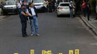 Más de 16 casquillos de bala quedaron en la escena.