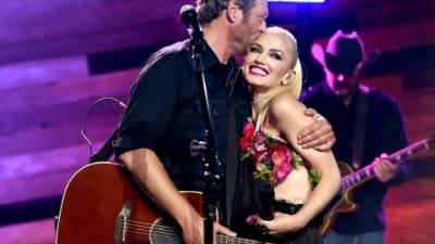 Shelton es un famoso cantante de música “country”.