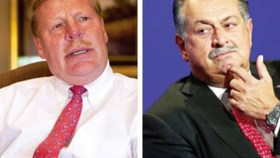 Edward Breen, presidente ejecutivo de DuPont (izquierda), y Andrew Liveris,su contraparte de Dow Chemical.