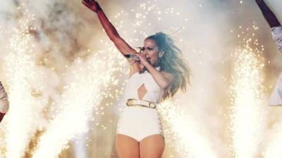 Jennnifer López cantará hoy junto a Pitbull y Claudia Leitte 'We are One'.