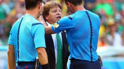 Miguel Herrera reclamándole a los árbitros.