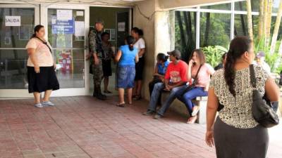 El orden en el hospital Mario Rivas sigue mejorando. Los militares no permiten el ingreso de personas en pantalón corto.