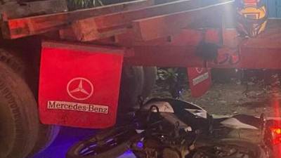 Escena del accidente en el que murió un motociclista en la noche del domingo (4 de febrero) en El Progreso, Yoro (Honduras).