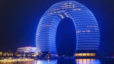 El Sheraton Huzhou Hot Spring Resort, en China: Famoso por su forma de dona, el Sheraton ofrece muchos servicios que van más allá de su atractiva arquitectura, entre estos un puente submarino que conecta las dos torres del hotel. En las noches, ofrecen un espectacular show de luces en el que iluminan la estructura distintiva del edificio.