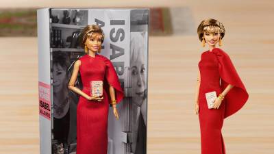 La escritora chilena Isabel Allende, uno de los autores en español más leídos en el mundo, ha inspirado una muñeca Barbie que desde ayer se puede comprar online en preventa y, además de llevar en la mano su obra más reconocida, La casa de los espíritus, tiene a la perrita Perla como acompañante.