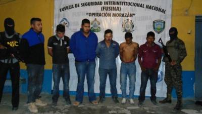 Los siete supuestos integrantes de la banda del “Chele”, ayer, cuando fueron presentados por la Policía Nacional.