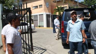 Familiares de Sergio Javier Medina Paz reclamaron sus restos ayer en la morgue forense.