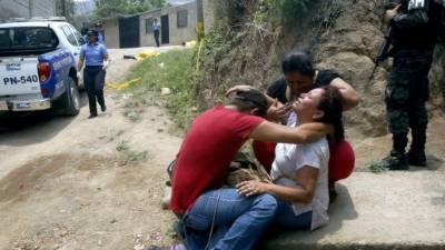 Los familiares de la víctima lloran el terrible hecho.