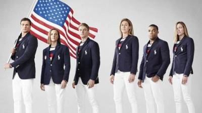 Los atletas estadounidenses Ryan Lochte, Melissa Stockwell, Conor Fields, April Ross, Jordan Burroughs y Haley Anderson, modelan el uniforme de EUA en los JJOO.