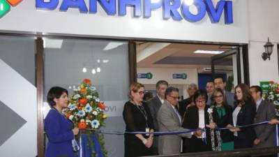 Momento en el que la nueva sucursal de Banhprovi, la primera de las cuatro quese proyecta abrir este año.