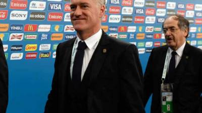 TOPSHOT - France's coach Didier Deschamps gestures at the end of the Russia 2018 World Cup Group C football match between France and Australia at the Kazan Arena in Kazan on June 16, 2018. / AFP PHOTO / BENJAMIN CREMEL / RESTRICTED TO EDITORIAL USE - NO M