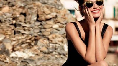 Si pasa mucho tiempo expuesta a la los rayos solares debe usar gafas oscuras.