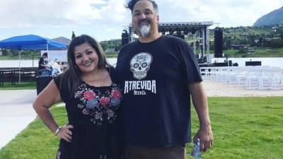 Rich Fierro y su esposa, Jessica, se encontraban en el bar al momento del tiroteo. El veterano de guerra entró en modo combate al escuchar los disparos y se abalanzó sobre el atacante desarmándolo rápidamente.