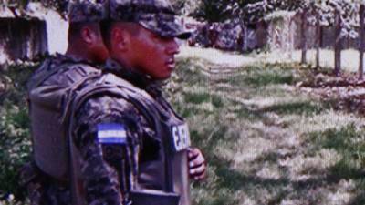 Miembros de el ejercito y policías preventivos custodiaron la escena del crimen.