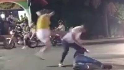 VIDEO: Mujer agarra a golpes a hombre que estaba maltratando a su esposo