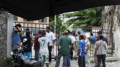 Los cuerpos de Benjamín Sifontes Alvarenga y Selvin Noé Pérez Orellana fueron reclamados por sus familiares ayer en la morgue de la Dirección Regional de Medicina Forense.