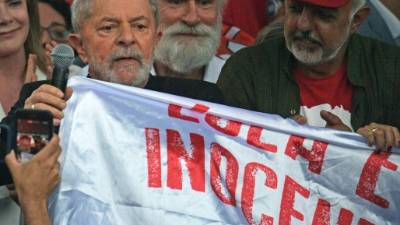 Luiz Inacio Lula da Silva fue vitoreado a su salida de la prisión en Curitiba, Brasil.