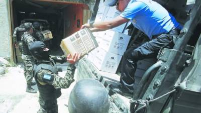 El medicamento decomisado fue transportado en camiones militares a las instalaciones de la DPI.