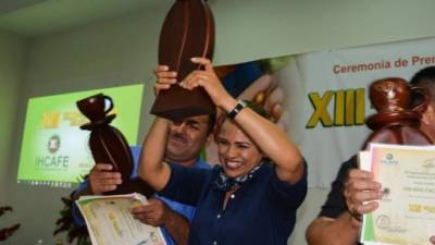 Marysabel Caballero García celebra al recibir su trofeo como ganadora de la Taza de Excelencia 2016 del Ihcafé.