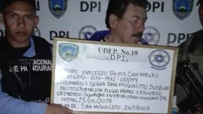 Momento en el que el detenido era presentado por las autoridades, al tiempo que muestran su ficha policial.