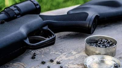 Foto referencial. El niño comenzó a maniobrar el rifle de perdigones y lo descargó accidentalmente, según la Policía.