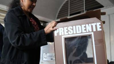 Miembros de las mesas colocan las urnas para la jornada electoral de hoy, domingo 1 de junio de 2018, en Ciudad de México (México). EFE