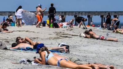 Pese a que la pandemia de coronavirus ya deja más de 50,000 muertos en Estados Unidos, miles de personas desafiaron las medidas de confinamiento este fin de semana para abarrotar las playas de Huntington Beach y Newport Beach en California.