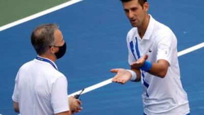 Djokovic no pudo evitar que lo descalificaran luego de su agresión accidental a la juez de línea. Foto AFP.