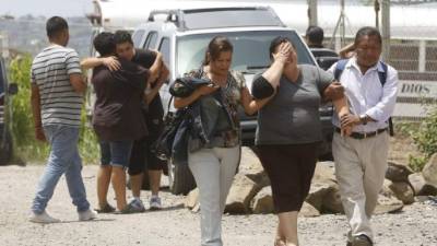Familiares de Adonay Motiño llegaron al lugar.