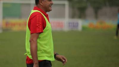 El técnico del Honduras Progreso, Wilmer Cruz, salió molestó con la zona defensiva.
