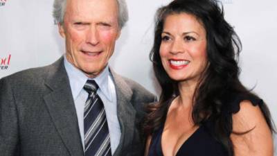 Clint Eastwood junto con su exesposa Dina Ruiz.