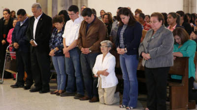 Juan Orlando y su familia cerraron la jornada asistiendo a una misa en el santuario de Suyapa.