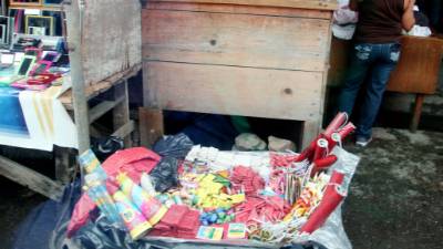 Una canasta en la que habitualmente venden pan, ahora anda repleta de pólvora: morteros, metralletas, volcanes y estrellitas.