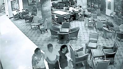 En el video difundido ayer se ve a Ruelas departiendo junto a dos señoras.