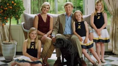 Los soberanos holandeses Máxima y Guillermo Alejandro con sus adorables hijas Catalina Amalia, Alexia y Ariana en su primera foto oficial como la gran familia real de Holanda.