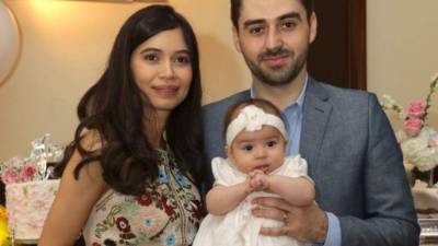 Carmen Peña y Ricardo Batista de Queiroz con la pequeña Elisa María Batista Peña