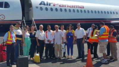Ejecutivos de Air Panamá a su llegada al aeropuerto de Roatán.