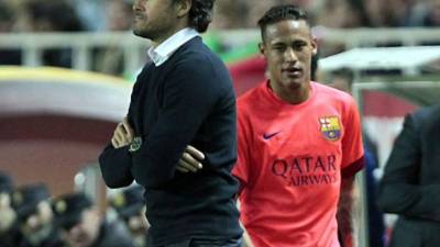 Neymar, pasa junto al técnico barcelonista Luis Enrique, tras ser sustituido. Foto EFE