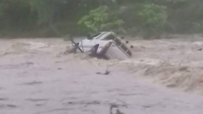 Cuatro personas iban a bordo del vehículo que fue arrastrado