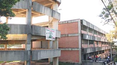 Las autoridades buscan a Ivis López, representante de la empresa Nacional de Ingenieros, empresa responsable de la construcción del edificio 6 de la Unah que se está hundiendo.