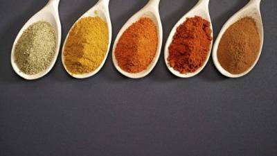 Las especias forman parte del arte culinario, pero contiene propiedades que benefician la salud.