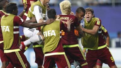 JHK012 DAEJEON (COREA DEL SUR) 08/06/2017.- Los jugadores venezolanos celebran su victoria en la semifinal del Mundial sub'20 disputada entre Uruguay y Venezuela en el Daejeon World Cup Stadium de Daejeon (Corea del Sur), hoy, 8 de junio de 2017. EFE/Jeon Heon-Kyun