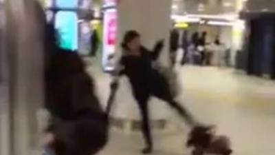 La foto muestra la terrible imagen de una madre al parecer indignada por la rabieta de su niña, donde arremete contra ella con una patada en la cabeza y luego la arrastra del sitio. Foto YouTube