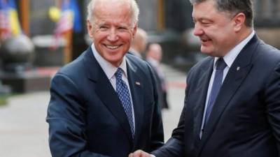 El vicepresidente de EUA, Joe Biden (izq.) se saluda con el presidente ucraniano Petro Poroshenko en Kiev, capital de Ucrania.