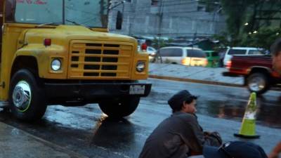 Parientes de Noé Iván Argueta lloran desconsolados al ver al estudiante tendido en el pavimento.