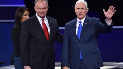 Kaine (izquierda) y Pence tuvieron el único debate entre candidatos a vicepresidente en la universidad de LongWood, Virginia. Foto: AFP/ Paul J. Richards