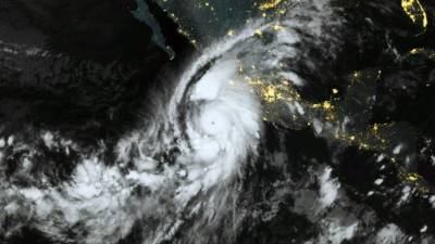 Así lucía el ojo del huracán patricia antes de su llegada a la costa del pacífico de México. Fotos: EFE y AFP